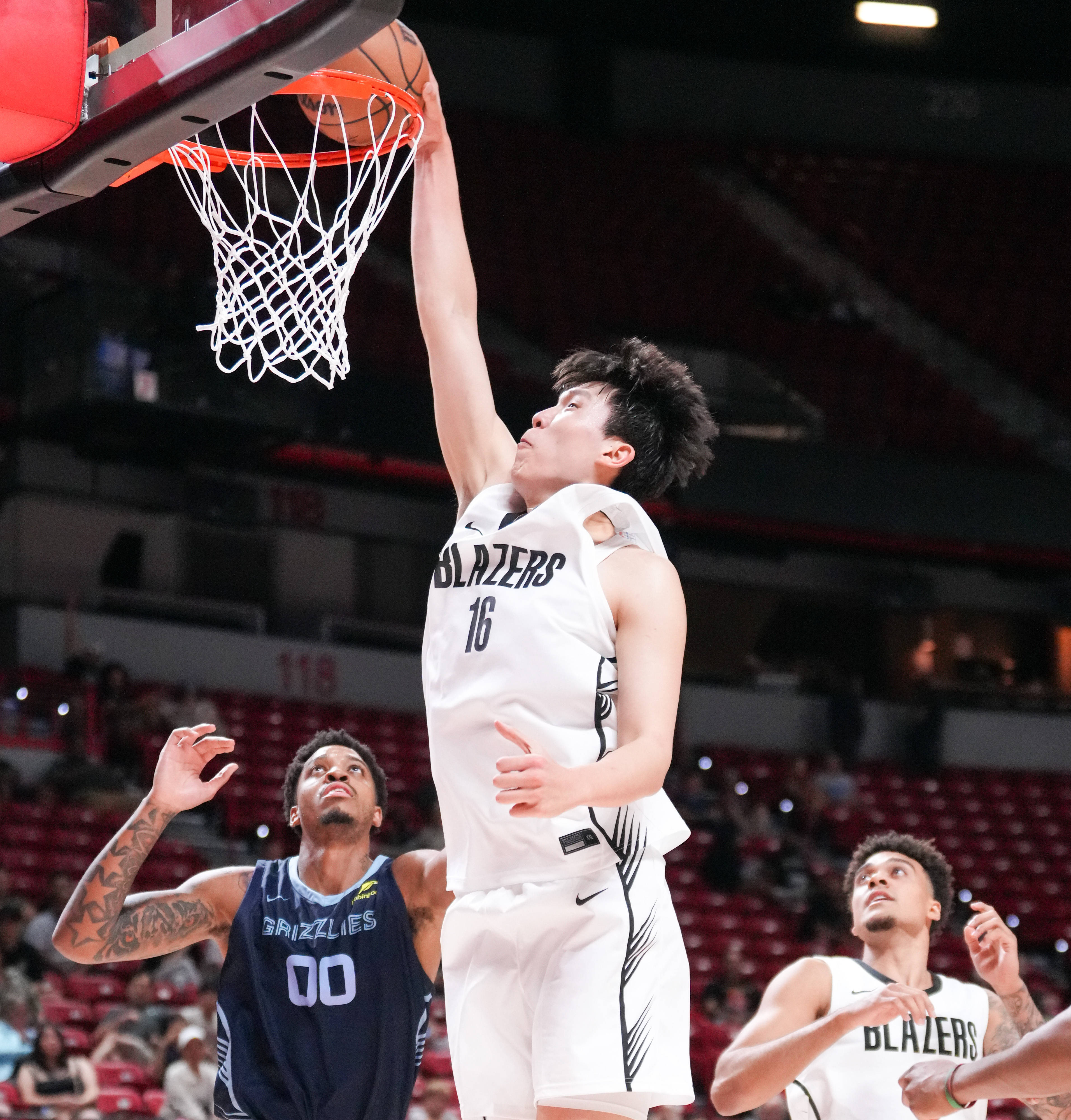 包含灰熊加时战胜黄蜂，背靠背取胜的词条