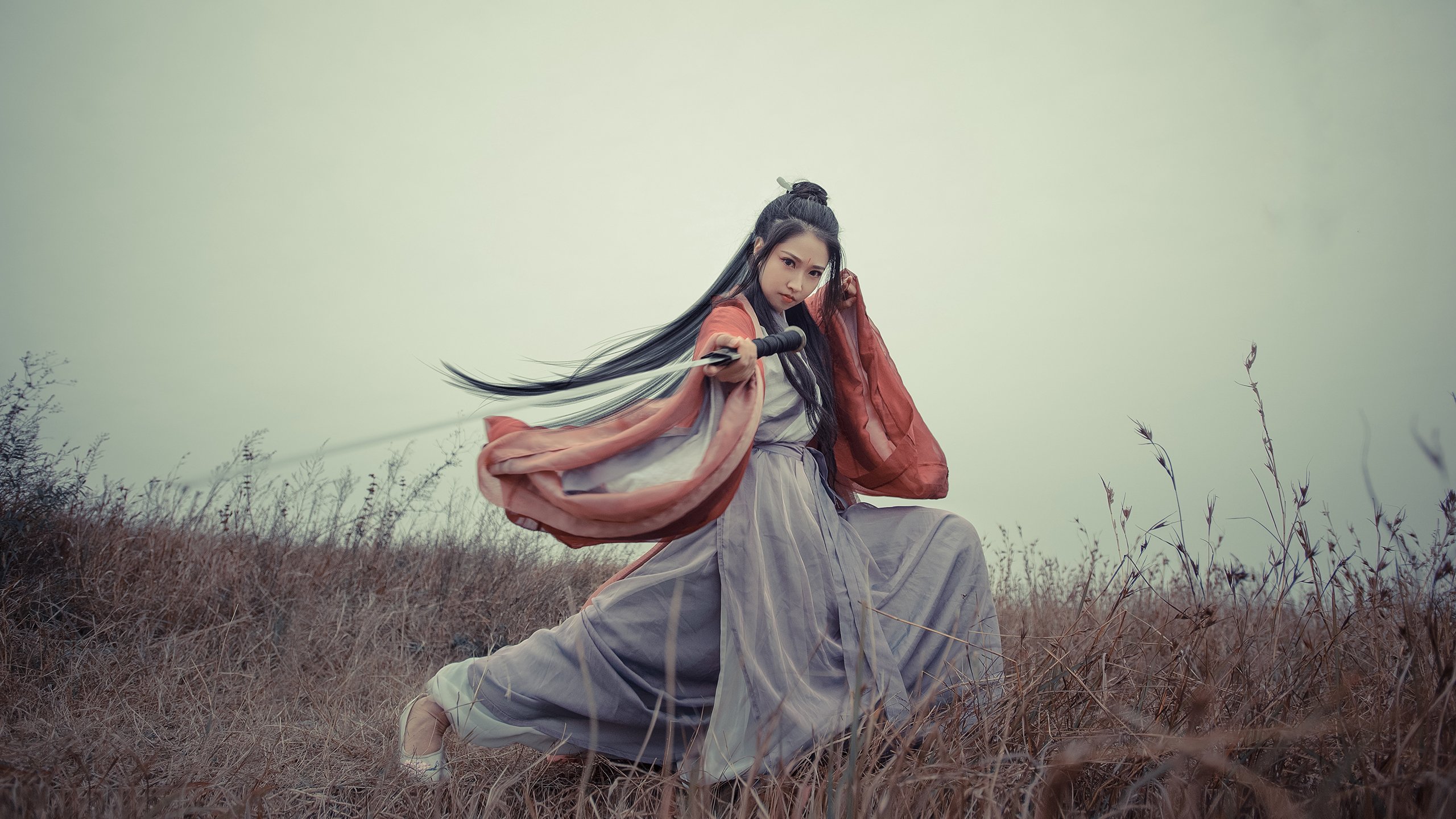 巴黎的雨与奥纳纳的烈日，当旧秩序在东西方赛场同时倾覆