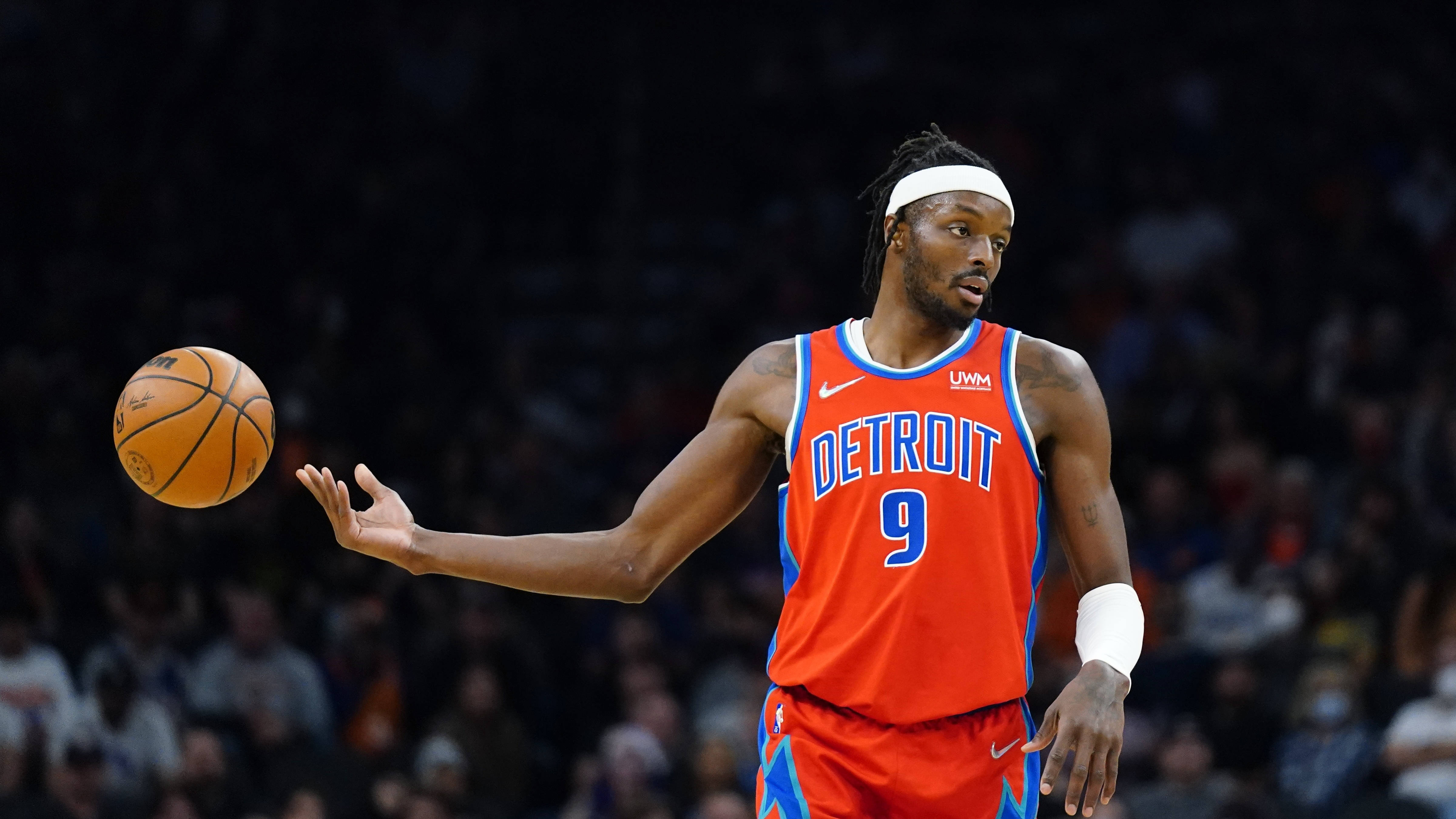 爵士击溃辽宁队，利拉德在年度焦点之战接管比赛